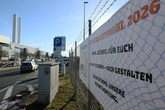 VW-Werk in Zwickau vor der Betriebsratswahl: So viel Konkurrenz für die IG Metall wie noch nie - Im Zwickauer VW-Werk wird im März ein neuer Betriebsrat gewählt. Am Werkszaun hängen schon erste Plakate.