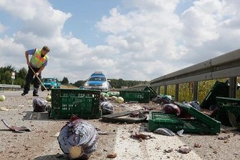Wüstenbrand: Reifenplatzer - Gemüse auf der Autobahn - 