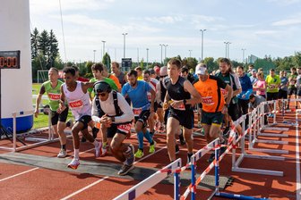 „Wachablösung“ beim Freiberger Herbstlauf: Gebürtiger Eritreer entthront Seriensieger - Eyob Solomun Berhe vom TVL Freiberg (2. v. l.) hat am Sonnabend den Halbmarathon beim 42. Freiberger Herbstlauf gewonnen.
