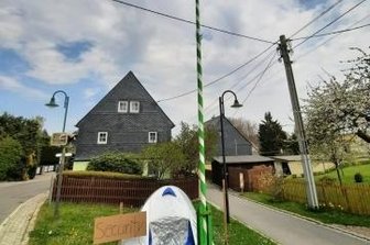 Wachen geben auf Maibaum acht - Der Maibaum Grünberg bei Augustusburg wird jetzt bewacht. 