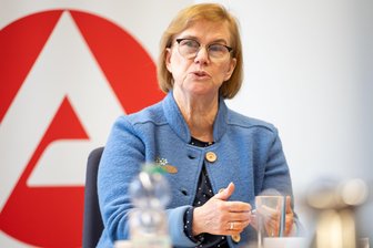 Wachsende Sorgen trotz sinkender Arbeitslosigkeit: Die Lage auf dem Arbeitsmarkt im Erzgebirge - Im September wurden im Erzgebirge erneut weniger Jobangebote gemeldet, sagt Arbeitsagenturleiterin Cordula Hartrampf-Hirschberg.