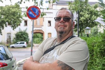 Wachsender Parkplatz-Frust auf dem Chemnitzer Kaßberg: „Das ist nur noch Krampf“ - Der Chemnitzer Enrico Porsche findet die Parksituation auf dem Kaßberg zunehmend schwierig. Das aber liege auch an Autofahrern, die ihre Fahrzeuge rücksichtslos abstellen, meint er.