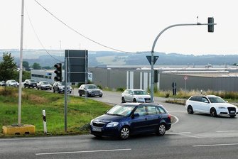 Wachsender Verkehr auf B 94 bei Reichenbach behindert Landwirte - Diese immer noch nur provisorische Ampel nervt: Wenn Berufsverkehr unterwegs ist, bilden sich an der Kreuzung oft längere Staus. Landwirte im Ernte-Einsatz trifft das besonders hart. 
