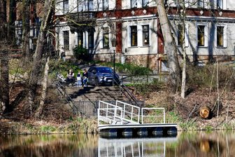 Wackeliger Bootssteg verzögert Gondelsaison in Crimmitschau - Der neue Bootssteg am Teich nahe dem „Forsthaus“ kann noch nicht genutzt werden.