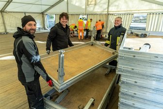 Wackelt die Silvesterparty mit Simultan in der Schloss-Arena Auerbach? - Silvester 2022: Die Organisatoren der ersten Silvesterparty bauen auf der Schlossinsel ein XXL-Zelt auf.