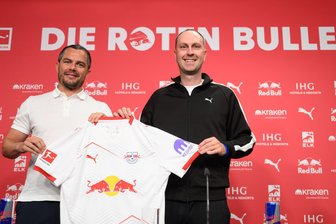 Wackelt Werner in Leipzig? "Gar keinen Druck" bei Vertrag - Neuer Vertrag für Ole Werner? Sporchef Marcel Schäfer (l) hat keine Eile. (Archivbild)
