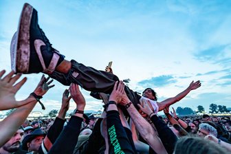 Wacken 2025: Wie viel Rebellion steckt noch im Metal? - Lebensfreude pur: Festivalbesucher auf dem Wacken Open Air vor den Bühnen. Das WOA gilt als größtes Heavy-Metal-Festival der Welt.