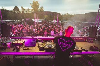 „Wacken hat auch mal so angefangen“ – Technofestival holt für Extrashow Loveparade-DJ ins Erzgebirge - Das „Rave am Anton“ in Deutschneudorf ist laut Organisatoren das größte Techno Tagesfestival im Erzgebirge. Jetzt legen die Macher mit einer Extrashow in Seiffen nach.