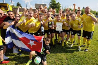 Wacker feiert drei Wochen lang - Nach dem 2:2 gegen den FSV Bau Weischlitz feierten die Spieler des 1. FC Wacker Plauen eine starke Saison mit dem Meistertitel. 