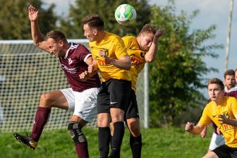 Wacker nutzt die großen Räume eiskalt - Nur selten auf Augenhöhe waren sich am Sonntag die Geringswalder Fußballer mit ihren Auerswalder Gästen. Deren Vereinschef Denny Haunstein (l.) traf sehenswert zur Führung.