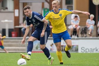 Wacker Plauen bleibt weiter sieglos - Wacker Plauens Niklas Steinkampf (links) setzt sich hier gegen Reichenbachs Carl-Lennart Kaiser durch. Am Ende teilten sich die Plauener beim 2:2 zum dritten Mal in Folge die Punkte.