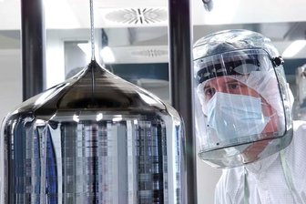 Wacker will Umsatzmarke von fünf Milliarden Euro knacken - Ein Siltronic-Mitarbeiter an einem Siliziumkristall.