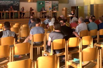 Wählerforum in Wilkau-Haßau: Immer der Stoppuhr hinterher - Zwei Stunden hatten die Landtagskandidaten in der Muldentalhalle von Wilkau-Haßlau Gelegenheit, ihre Standpunkte darzulegen.