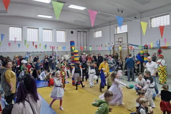 Wählerinitiative veranstaltet Kinderfest in Flöha - Die Premiere des Flöhaer Kinderfestes musste wegen Dauerregens in der Turnhalle stattfinden.