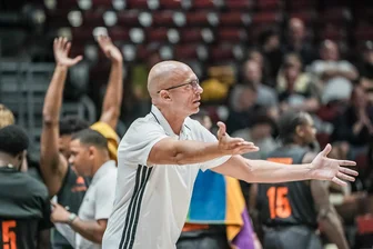 Während die deutschen Basketballer die EM-Krone holten: Niners Chemnitz kassieren knappe Niederlage im vorletzten Testspiel - Cheftrainer Rodrigo Pastore bereitet die Basketballer der Niners Chemnitz gerade auf eine anstrengende Saison vor.