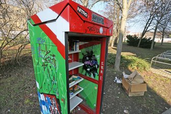 Während in Zwickau neue Tauschorte entstehen: Paten für verwahrloste Bücherzelle am Schumannplatz gefunden - Die umfunktionierte Telefonzelle an der Ecke Schumannplatz/ Hauptstraße ist in einem sehr schlechten Zustand.