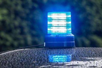 Während Kontrolle gegen Polizeiauto gefallen - 