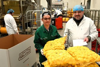 „Während VW Leute entlässt, stellen wir ein“: Agraset Naundorf verdoppelt Kartoffel-Lieferung für Friweika - Produktionsleiterin Susi Narrmann und Geschäftsführer Kai Hürdler in der Frischkartoffelschälanlage bei Agraset in Naundorf.