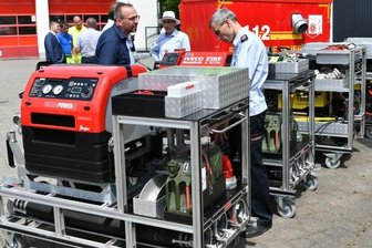 Wälle schirmen Penig vor Fluten ab - Die Feuerwehr, die bei Hochwasser als Wasserwehr auftritt, verfügt über leistungsstarke Pumpen, die im Bedarfsfall das Wasser, das sich hinter den Schutzwällen sammelt, wegbefördern kann.