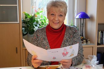 Wärmende Worte gegen die Kälte in der Pandemie - Patricia Smolka freut sich über die Post, die sie täglich erreicht. Die Briefe, Karten und Bastelarbeiten werden an Pflegeheimbewohner verteilt. 