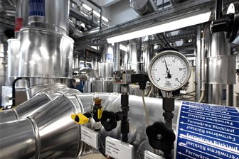 Wärmeplan für alle Kommunen - Die Fernwärmeanlage eines Solarthermie-Kraftwerks. Bis 2028 sollen alle Kommunen ihre Fernwärmepläne vorlegen. 