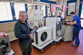 Wärmepumpe, Gastherme oder Fernwärme: Was kommt bei Chemnitzern bisher ins Haus? - Die Handwerkskammer hat für ihre Lehrlinge in moderne Heizungsmodelle investiert. Ausbilder Thomas Günther an einer Hybrid-Heizung aus einem Ölbrennwert-Monoblock mit einer Luft-Wasser-Wärmepumpe.