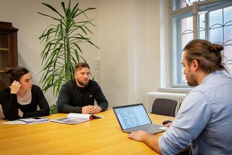 Wärmepumpe oder Solarpaneel? Großer Redebedarf im Rathaus Oederan - Lisa-Marie und Tim Dietze im Gespräch mit Eduard Klooz. 