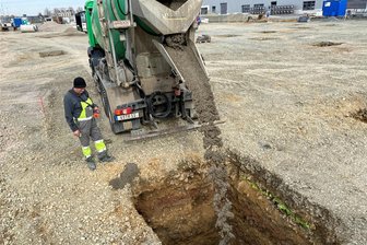 Wärmetauscher-Produzent Thermofin steckt viel Geld in seine Standorte - auch am Stammsitz im Vogtland stehen Veränderungen an - Erst in die Tiefe, dann in die Höhe. Für den Hallenneubau am Stammsitz werden mehr als 70 Fundamentlöcher gegraben und betoniert - das erledigt die Mischtrommel-Flotte von TBG Transportbeton Reichenbach. Die Fundamente reichen bis zu 6,50 Meter tief auf Fels - das schließt wie bei allen Thermofin-Hallenbauten Setzungen aus.
