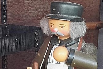 Wärschtlamo - ein Hofer Original - Ein "Wärschtlamo" als Räuchermann. Die Figur wurde in Hof in einem Schaufenster fotografiert. 