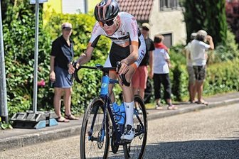 Wäschetausch im Zielbereich - Der Freiberger Elias Morgenstern ist seit zwei Jahren im Trikot des SSV Gera erfolgreich auf den deutschen Straßen unterwegs.