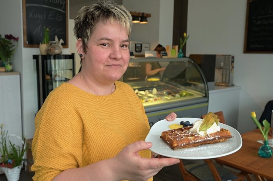 Waffelladen und Ratskeller: Neuer Schwung für Eibenstocker Gastronomie - Susanne Möller hat am Postplatz in Eibenstock die Waffelstube eröffnet. 