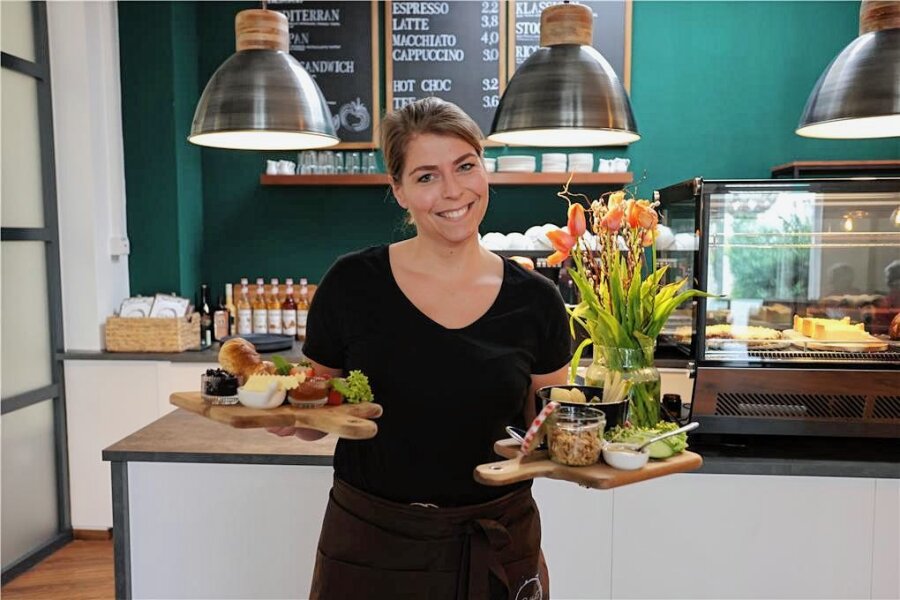Waffeln, Frühstück, Bemmen: Neues Café "Alberts" in Zwickau eröffnet - Inhaberin Sandra Alberts serviert in ihrem Traumcafé in Zwickau neben Frühstück auch Kuchen, Waffeln, Bemmen und Bowls. 