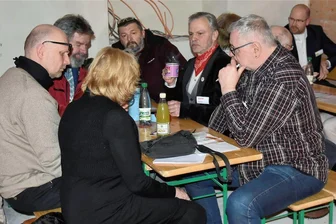 Waffen, Klima, Flüchtlinge: Erstes Speed-Dating mit Politikern in Adorf wird gut angenommen - Der Meinungsaustausch zwischen Kommunal- und Landespolitikern und Bürgern sorgte für volle Tische in der Fronfeste. Organisiert wurde die Veranstaltung vom Plauener Bündnis für Demokratie und Toleranz.