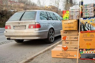 Waffen plus illegale Böller - Polizei ruft Entschärfungsdienst - Alle Jahre wieder: Trotz der damit verbundenen Gefahren stoßen Beamte der Bundespolizei an der Nähe der Grenze zu Tschechien - wie hier bei einem Pkw in Thüringen im Jahr 2013 - auf illegal eingeführte Feuerwerkskörper. An diesem Mittwoch nun wurden die Beamten mehrfach fündig: in Bärenstein, Reitzenhain, Olbernhau und Johanngeorgenstadt.