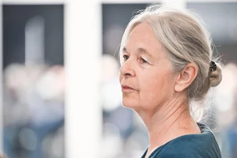 Waffen und Tierstreu – 13 Jahre Haft für Ex-RAF-Terroristin - Daniela Klette nahm das Urteil äußerlich gelassen auf. 