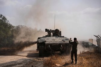 Waffenlieferungen an Israel: Ändert Deutschland seine Politik? - Israelische Streitkräfte gehen entlang der Grenze zum Gazastreifen in Stellung. Die Armee will einen Großteil des Küstenstreifens besetzen.