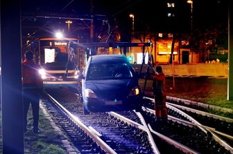 Wagen im Straßenbahngleis - 