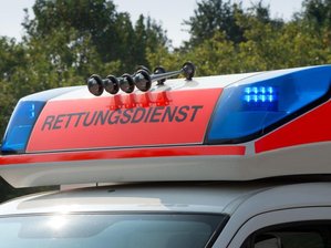 Wagen kommt von Fahrbahn ab: Fahrer leicht verletzt - Blaulicht an einem Fahrzeug des Rettungsdienstes.