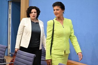 Wagenknecht-Partei: Ab wann der Start in Sachsen geplant ist - Das „Bündnis Sahra Wagenknecht“ (BSW) möchte bei den Landtagswahlen in Sachsen und Thüringen antreten. Die ehemalige Linken-Vorsitzende Amira Mohamed Ali (l.) unterstützt Sahra Wagenknecht.