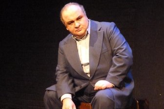 Wagner bleibt deutsch! - Tenor Ünüsan Kuloglu als armer Offizier Hermann in einer Probenszene zu Peter Tschaikowskis Oper "Pique Dame" am Mittelsächsischen Theater Freiberg.