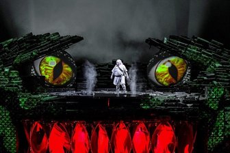 Wagner-Oper im Koffergebirge - Siegfried Clay Hilley ist eine Entdeckung. Bissl knuffig aber mit einem tollen jungen Schmetterton.