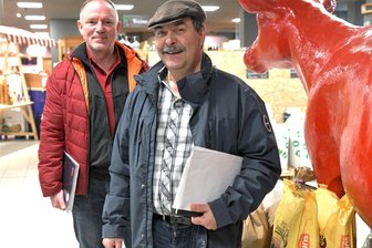 Wagnis an der B 173 in Oederan: Diese neuen Angebote soll es bald im Regionalmarkt in der „Stanze“ geben - Hauseigentümer André Döhring und Maxim Steinhardt (von links) von der Agrargenossenschaft Memmendorf betreiben gemeinsam den Regionalmarkt in Oederan.