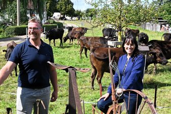 Wagyu trifft Glühwein: Ein Fest der besonderen Art in Erlau - Matthias Müller und Diana Weiser mit ihren Wagyu-Rindern auf dem Hof in Erlau.