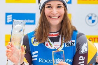 Wahl auf der Zielgeraden - Mehrfach auf der Kandidatenliste für die Sporttalentewahl im Erzgebirge, nie ganz oben, aber dafür nun bereits dreimalige Weltmeisterin: Julia Taubitz, auf dem Foto mit Pokal und Medaille nach dem Gewinn der Welttitelkämpfe 2021 auf der Bahn in Schönau am Königssee. 