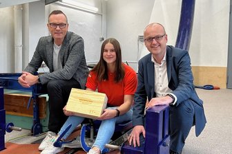 Wahl der Erzgebirgs-Sporttalente beginnt in wenigen Tagen - Ein Talent unter Talenten: Melina Fischer hat nach einer knapp vierwöchigen Wettkampf- und Trainingsreise in Nordamerika, während der sie bei den Junioren-Weltcups einmal Dritte und zweimal Vierte wurde, einen überraschenden Empfang in Oberwiesenthal erlebt. Nun gilt es zwar, den verpassten Unterrichtsstoff aufzuarbeiten, denn im Frühjahr stehen für die Rodlerin die Abiturprüfungen an. Weil ihr die Kombination aus Sport und Schule aber in besonderer Weise gelingt, ist sie zur Eliteschülerin des Jahres gekürt worden. Diese deutschlandweit durch den Deutschen Sparkassen- und Giroverband gestiftete Anerkennung wurde ihr von Andreas Schmied (r.) und Jens Römling (l.) überreicht. Neben einem hochwertigen Kopfhörerset enthielt die Geschenkbox auch eine Einladung für 2024 nach Frankfurt am Main, wo alle Eliteschüler der Jahre 2022 und 2023 empfangen werden.