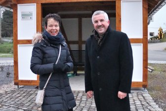 Wahl der Ortschaftsräte: Diese Männer und Frauen vertreten die Dörfer rund um Oederan - Yvonne Rehwagen, hier mit Bürgermeister Steffen Schneider bei der Eröffnung des neuen Dorfplatzes von Wingendorf, ist bisher die einzige Frau unter den Ortsvorstehern.