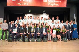 Wahl der Vogtlandsportler 2024: Kandidatenvorschläge bis 5. Januar möglich - Bei der Ehrung der erstplatzierten Mannschaften wird es wie Anfang April stets eng auf der Bühne. Im ersten Schritt der vogtländischen Sportlerumfrage für 2024 geht es nun darum, wer es auf die Kandidatenliste schafft.
