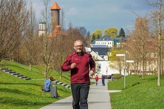 Wahl des Auerbacher Oberbürgermeisters: Der Herausforderer - Gut vorbereitet läuft sich Jens Scharff für den Sprung ins Auerbacher Rathaus warm.