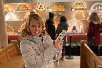Wahl des Schwibbogenkönigs in Stollberg: Organisatoren ziehen den Stecker - Organisatorin Bärbel Raatz zieht den Stecker.