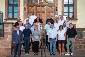 Wahl des Vize-Bürgermeisters in Burgstädt: AfD-Mann Michael Hofmann unterliegt in geheimer Wahl - Der neue Stadtrat von Burgstädt: Hintere Reihe von links: Carsten Scheer (Gewerbe- und Handelsverein, GuHV, Daniel Götze (Freie Wähler Burgstädt, FWB, Uwe Teichmann (FWB), Tom Maihold (AfD), Wolfgang Kaiser (AfD), 3. Reihe v. l.: Markus Kolbe (FWB), Michael Seidel (Grüne), Dr. Ulrich Dietz (FWB), Swen Kiehl (AfD), Thomas Pfüller (CDU), Dr. Thorsten Küttner (CDU), 2. Reihe v. l.: Ralf Jerke (Linke), Georg Scheffler (GuHV), Dirk Guhl (SPD), vordere Reihe v. l.: Bürgermeister Lars Naumann (FWB), Christian Flechsig (FWB), Christina Roßner (FWB), Matthias Hofmann (AfD), Petra Ronneburger (FWB), Jan Franke (GuHV), im Bild fehlen Mario Reichelt (AfD), Dr. Petra Kirrbach (FWB) und Maik Müller (CDU).